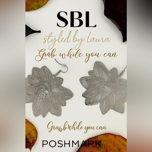 Vintage-Inspired Silver Floral Statement Earrings – Lightweight & Eye-Catching 🩶